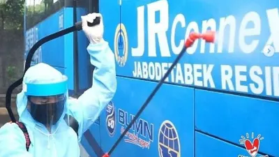 sebagai ilustrasi. Penyemprotan disinfektan bus Jabodetabek Residence Connexion (JR Connexion) / instagram: @perumppd