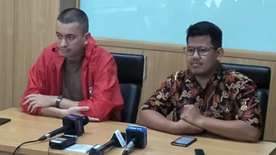 Jubir DPW PSI DKI Jakarta Rian Ernest (Kiri)/Ayojakarta-Aprilia Rahapit
