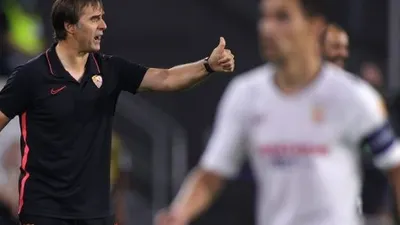 Gestur pelatih Sevilla, Julen Lopetegui pada laga perempatfinal Liga Europa 2019/2020 kontra Wolves, Rabu (12/8/2020) dini hari WIB. [Friedemann Vogel / POOL / AFP]