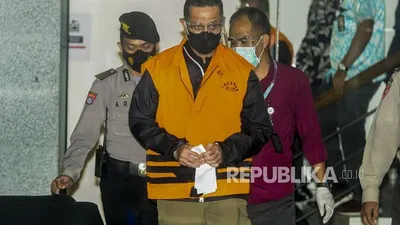 Bekas Menteri Sosial Juliari Pieter Batubara saat menjadi tahanan KPK atas korupsi bansos Covid-19 / Republika