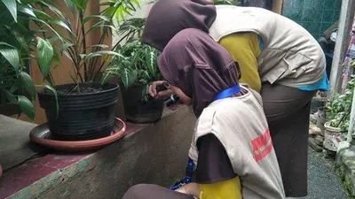 Jumantik cilik melakukan kegiatan pemantauan jentik nyamuk di perumahan warga Kebon Pala, Makasar, Jakarta Timur/Warta Kota-Dwi Rizki