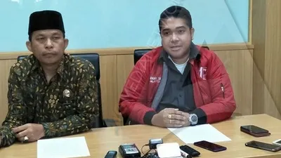 Wakil Ketua Fraksi PSI DKI Jakarta, Justin Adrian (kanan) dan Anggota PSI DKI Jakarta, August Samonangan (Ayojakarta.com -- Aprilia Rahapit)