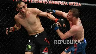 Justin Gaethje (kanan) melepas pukulan ke arah Tony Ferguson (kiri) pada laga UFC 249 di VyStar Veterans Memorial Arena,Florida, AS, Ahad (10/5). May 9, 2020; Jacksonville, Florida, USA; Tony Ferguson (red gloves) fights Justin Gaethje (blue gloves) during UFC 249 at VyStar Veterans Memorial Arena  Foto: Jasen Vinlove-USA TODAY Sports/Reuters