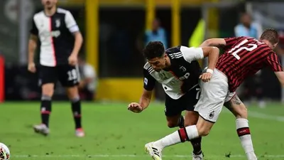 Pemain depan Juventus Cristiano Ronaldo bertabrakan dengan bek AC Milan Andrea Conti selama pertandingan sepak bola Serie A Italia AC Milan melawan Juventus di Stadion San Siro, Milan, Rabu (8/9) dini hari WIB. [Miguel MEDINA / AFP]