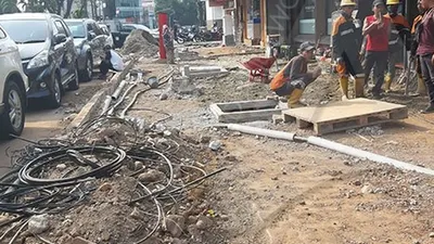 Kerusakan kabel akibat revitalisasi trotoar di Cikini, Jakarta Pusat/Ayojakarta.com