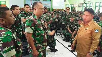 Kadisdik Papua, Christian Sohilait bersama personel Pembekalan Aparat Teritorial Kodim Wilayah Kodam XVII Cenderawasih. (KabarPapua.co/Alan Youwe)