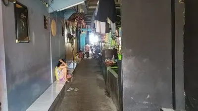Suasana Gang 27 atau Gang Royal, tempat Kafe Khayangan di Penjaringan, Jakarta Utara. (Suara.com/Stephanus Aranditio)