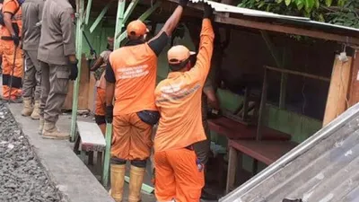 13 Kafe Ilegal & 16 PKL di Ekor Kuning Penjaringan Ditertibkan