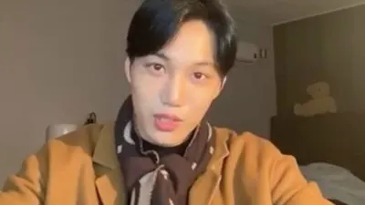 Kai meminta fans penguntit untuk pergi dari rumahnya saat live instagram, Minggu (8/12/2019)/ foto : soompi