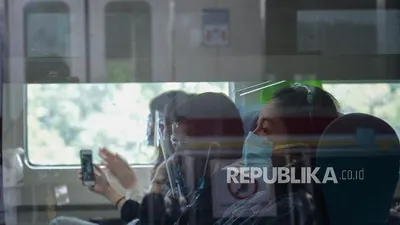 ilustrasi naik kereta/ Republika