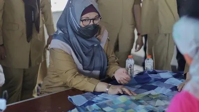 Ketua Tim Penggerak PKK Kelurahan Sindangsari, Eny Wulan saat mengunjungi perajin kain perca  Kelurahan Sindangsari, Kecamatan Bogor Timur, Kota Bogor. (dok Humas)