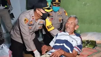 Kakek Nurhasan (80) terkulai lemah di rumahnya, Jatiwangi, Kabupaten Majalengka.