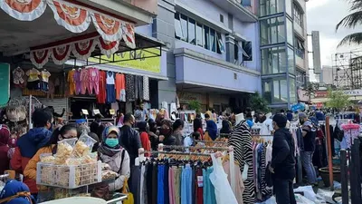 Warga memenuhi pusat perbelanjaan ITC Kebon Kalapa Bandung. (Ayobandung.com/Nur Khansa)