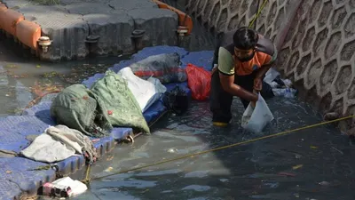 Cegah Banjir, Warga dan Petugas Gabungan Bersihkan Kali Matraman 3 Kali