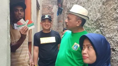 Pihak Kelurahan Kalianyar merenovasi rumah warga di Jalan Kalianyar X/barat.jakarta.go.id