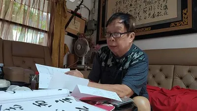 Liong Hwa Hing, salah satu seniman kaligrafi Tiongkok saat ditemui di rumahnya, Kampung Sebandaran 1 Gang II, Kelurahan Gabahan, Kota Semarang. (ayosemarang.com/Vedyana)