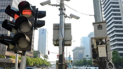 Menggunakan HP Saat Bermotor Juga Kena Tilang Elektronik