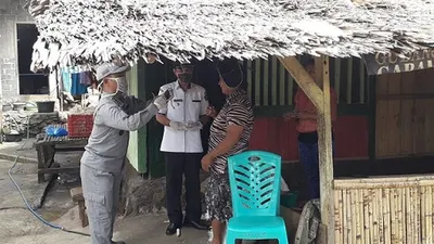 Pembagian masker kepada masyarakat pesisir (Humas Bakamla)