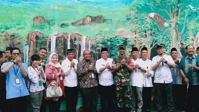 Peresmian Kampung Warna Warni dilakukan langsung oleh Camat Kebayoran Lama, Aroman Nimbang, didampingi Lurah Pondok Pinang, Saidih; Vice President Business Area Cirendeu PT Pegadaian Persero, Sucahya Prabawa Laksana; dan Ketua RW 002 Syarif Hidayatulloh.  (Foto: selatan.jakarta.go.id)