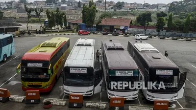 Rapid test digelar di kampung rambutan dengan menyasar 700 orang. Foto, sejumlah bus antar kota antar provinsi (AKAP) menunggu penumpang di Terminal Kampung Rambutan, Jakarta (ilustrasi)  Foto: Republika/Putra M. Akbar
