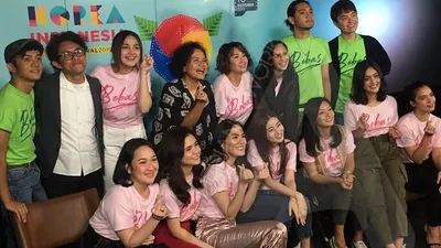 Kang Sora berpose bersama sutradara Riri Reza dan Mira Lesmana, serta para pemain film Bebas saat Pre-Event Korea Indonesia Film Festival 2019 di CGV Grand Indonesia/Ayojakarta.com