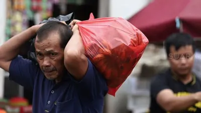 ilustrasi penggunaan kantong plastik di pasar tradisional/ Suara.com