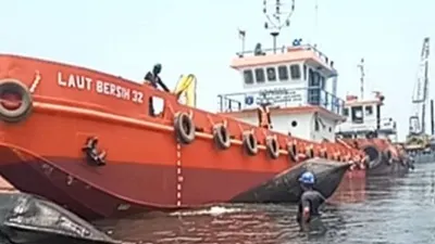 Sebagai ilustrasi: Jenazah Hasan Afriandi, ABK asal Lampung yang bekerja kapal ikan China dievakuasi. Jasadnya dikabarkan disimpan di pendingin ikan kapal itu, diduga sejak 20 Juni lalu. (foto: Yude/Batamnews)
