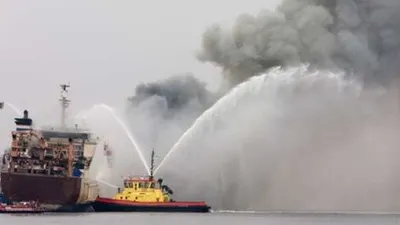 Ilustrasi kapal terbakar [shutterstock/Gertjan Hooijer]