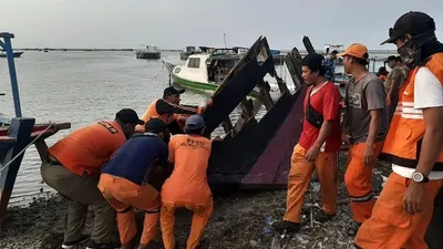 Petugas gabungan menertibkan kapal tidak layak pakai di perairan laut Pulau Tidung (pulauseribu.jakata.go.id)