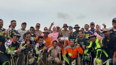 Kapolda Jawa Tengah Irjen Pol Rycko Amelza Dahniel, bersama Pangdam IV/ Diponegoro ,Mayjen TNI Mochammad Effendi, menanam satu juta pohon di pantai Pungkruk, Jepara, Jawa Tengah, Jumat (21/2/2020). (dok Humas Polda Jateng)