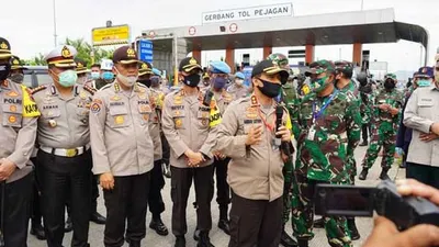 Kapolda Jawa Tengah Irjen Pol Drs Ahmad Luthfi bersama Pangdam IV/Diponegoro Mayjen TNI Mochamad Effendi melakukan pengecekan di pos pantau terpadu Tol Pejagan, Kabupaten Brebes, Kamis (21/5/2020).(dok)