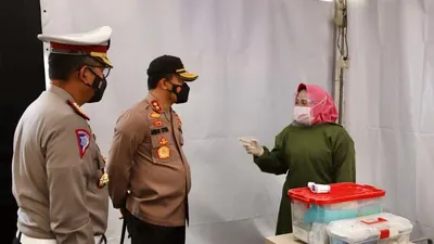 Kapolda Jateng Irjen Pol Ahmad Luthfi saat mengecek pos pam dan rest area jalan tol yang dilengkapi dengan rapid test antigen, Selasa (22/12/2020). (dok Humas Polda Jateng)