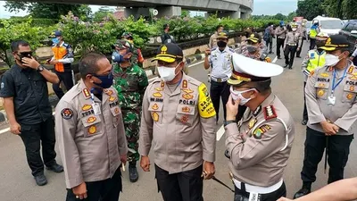 Kapolda Metro Jaya, Irjen Nana Sujana (tengah), memantau pelaksanaan PSBB hari kedua di check point aparat gabungan di kawasan Pasar Jumat, Jakarta Selatan. Pos pemeriksaan Pasar Jumat terletak di wilayah perbatasan antara Jakarta Selatan dengan Kota Tangerang Selatan, Banten. (Twitter TMCPoldaMetro)