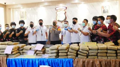 Kapolres Metro Jakarta Barat Komisaris Besar Polisi Audie S Latuheru memberikan penjelasan kepada awak media terkait keberhasilan jajarannya menggagalkan penyelundupan ganja dari Sumatera Utara di Mapolres Jakarta Barat, Rabu (16/12). Penyelundupan ganja sebanyak 173,3 kilogram itu digagalkan di Jalan Lintas Sumatera, tepatnya di daerah Sijunjung, Sumatera Barat.  Foto: Republika/Febryan.A
