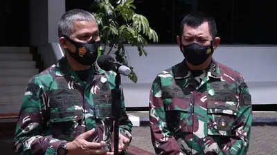 Kapuskes TNI Mayjen TNI Dr dr Tugas Ratmono (kiri) dan Kapuspen TNI Mayjen TNI Achmad Riad. (dok Puspen TNI)