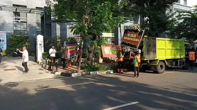 Ilustrasi karangan bunga di depan gedung PN Jakpus
