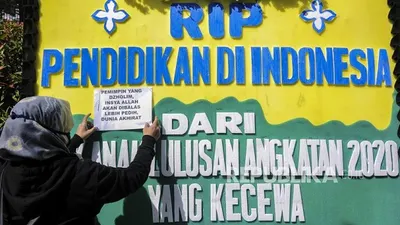 Orang tua siswa memasang kertas pada karangan bunga yang terpasang di depan Balai Kota Jakarta, Senin (6/7). Karangan bunga itu merupakan bentuk simbolik kekecewaan dari para orang tua siswa terkait proses Pendaftaran Peserta Didik Baru (PPDB) DKI Jakarta yang dinilai tidak adil. Republika/Putra M. Akbar  Foto: Republika/Putra M. Akbar