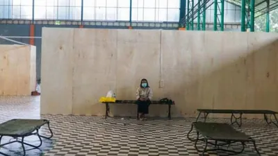 Ristiana, penghuni pertama tempat karantina massal di GOR Satria Purwokerto, Selasa (28/4/2020). [Suara.com/Anang Firmansyah]