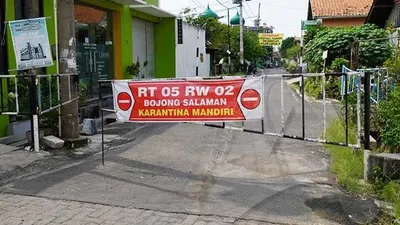 Karantina wilayah secara mandiri dilakukan warga Kota Semarang di Kampung Bojong Salaman. Wali Kota Semarang Hendrar Prihadi pilih Jogo Tonggo dibanding PSBB. (AyoSemarang.com/ Kemmy Wijaya)