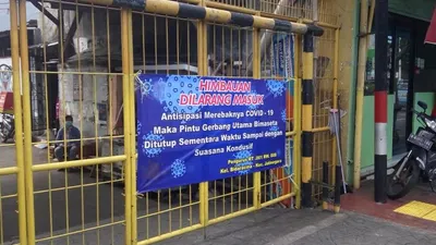 Warga Kelurahan Bidara Cina menerapkan karantina wilayah di sekitar permukimannya untuk mencegah penyebaran virus corona. (Dok. Kelurahan Bidara Cina)