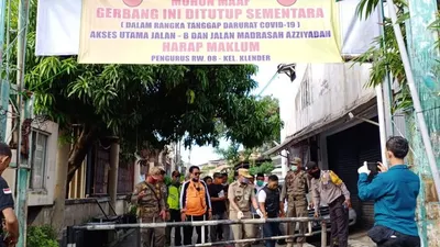 Penutupan akses jalan sementara di RW 08 Kelurahan Klender, Jaktim, dipimpin langsung oleh Lurah Klender, Tri Budiyanto, didampingi Ketua RW 08, Aziz Firman.  (Dok. Pemkot Jaktim)
