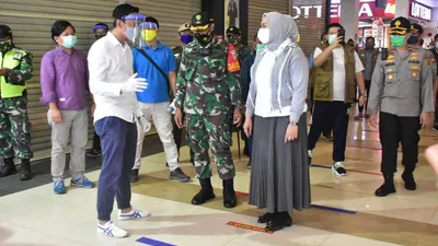 Tim Gugus Tugas Covid-19 saat melakukan sidak ke mal di wilayah Karawang.