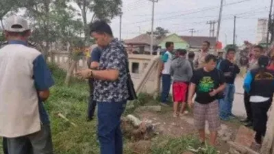 Lokasi penemuan mayat bayi di Jalan Raya Inspeksi Kalimalang, Desa Cibatu, Kabupaten Bekasi (Antara)