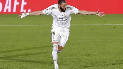 Karim Benzema melakukan selebrasi seusai mencetak gol ke gawang Valencia pada lanjutan La Liga Spanyol 2019/2020, Jumat (19/6). Foto: Dok. AP