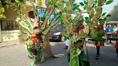 Siswa sekolah MTs YPM 1 dan SMK YPM 11 Wonoayu Sidoarjo, Jawa Timur memperingati tahun baru Islam 1 Muharram 1440 Hijriyah melalui kegiatan karnaval dengan mengenakan kostum yang terbuat dari sampah kering, Selasa (11/9). (Antara/HO-Aspri)