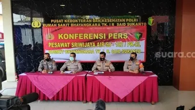 Karopenmas Divisi Humas Polri, Brigjen Rusdi Hartono di RS Polri, Kramat Jati, Jakarta Timur, Senin (11/1/2021) saat memberikan keterangan terkait pencarian korban pesawat Sriwijaya Air. (Suara.com/Bagaskara)