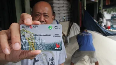 Guna meningkatkan pelayanan kepada pedagang beras di Pasar Induk Beras Cipinang (PIBC) dan mendukung Food Station Tjipinang, Bank DKI meluncurkan Kartu Pedagang khusus untuk Pedagang Pasar Induk Beras Cipinang.  (Bank DKI/Humas)