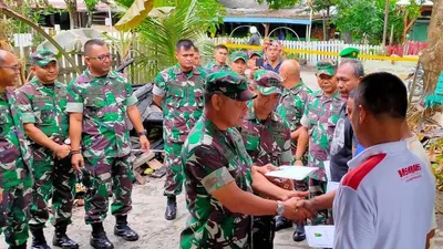 Kasdam Brigjen TNI Irham Waroihan menyerahkan bantuan kepada korban kebakaran komplek asrama Buchen IV Kotaraja, Jayapura pada Rabu (22/1/2020) (Pendam XVII/Cenderawasih)