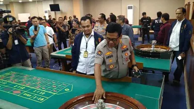 Suasana penggerebekan kasino di Apartemen Robinson Jakarta Utara/Berita Satu