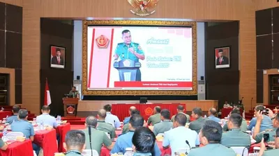 Kepala Staf Umum (Kasum) TNI Letjen TNI Joni Supriyanto membuka secara resmi Rapat Koordinasi (Rakor) Teritorial TNI Tahun Anggaran 2020 di Cilangkap, Jakarta Timur, Selasa (18/2/2020) (Kabidpenum Puspen TNI, Kolonel Sus Taibur Rahman)